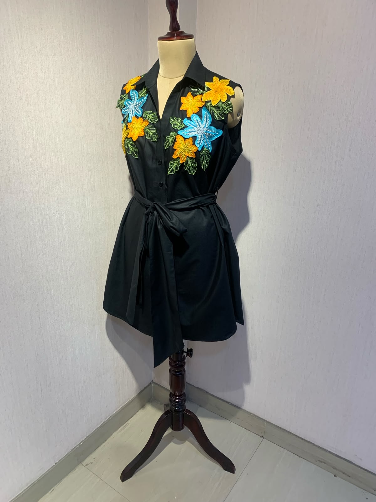 BLACK SLEEVELESS  MIDI DRESS WITH BELT AND 3D FLORAL SHOULDER EMBROIDERY.