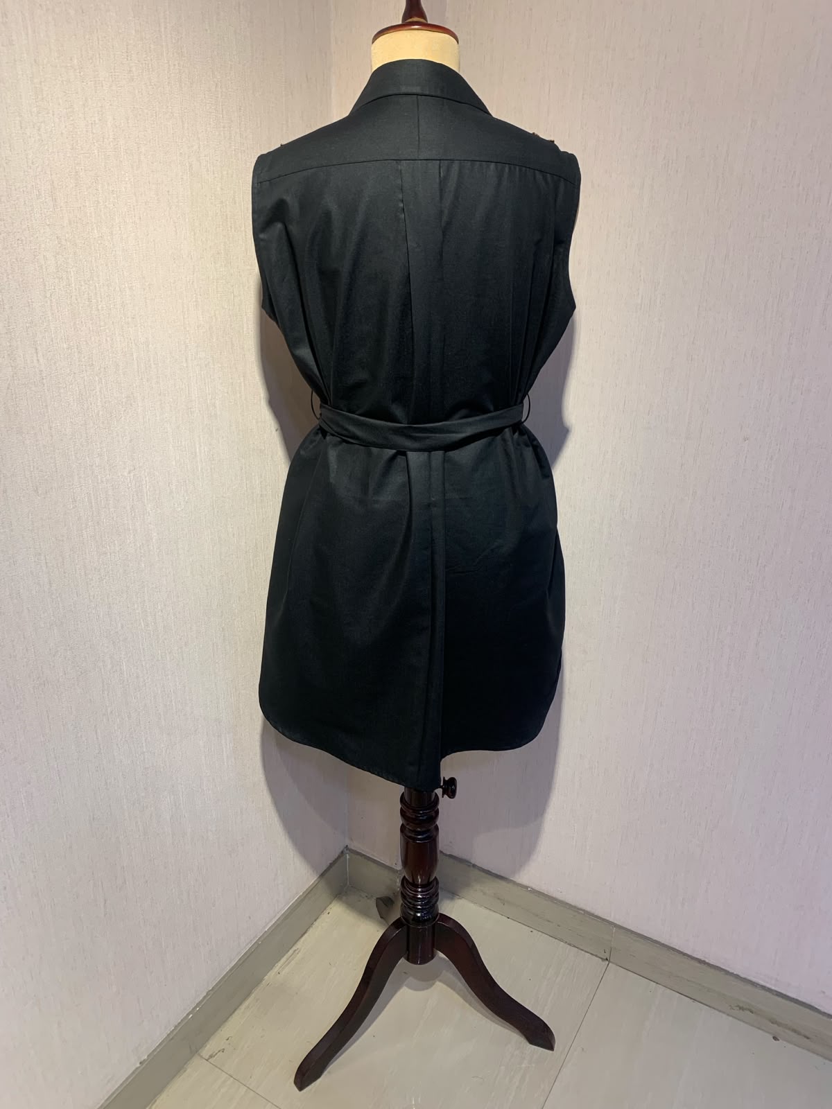 BLACK SLEEVELESS  MIDI DRESS WITH BELT AND 3D FLORAL SHOULDER EMBROIDERY.