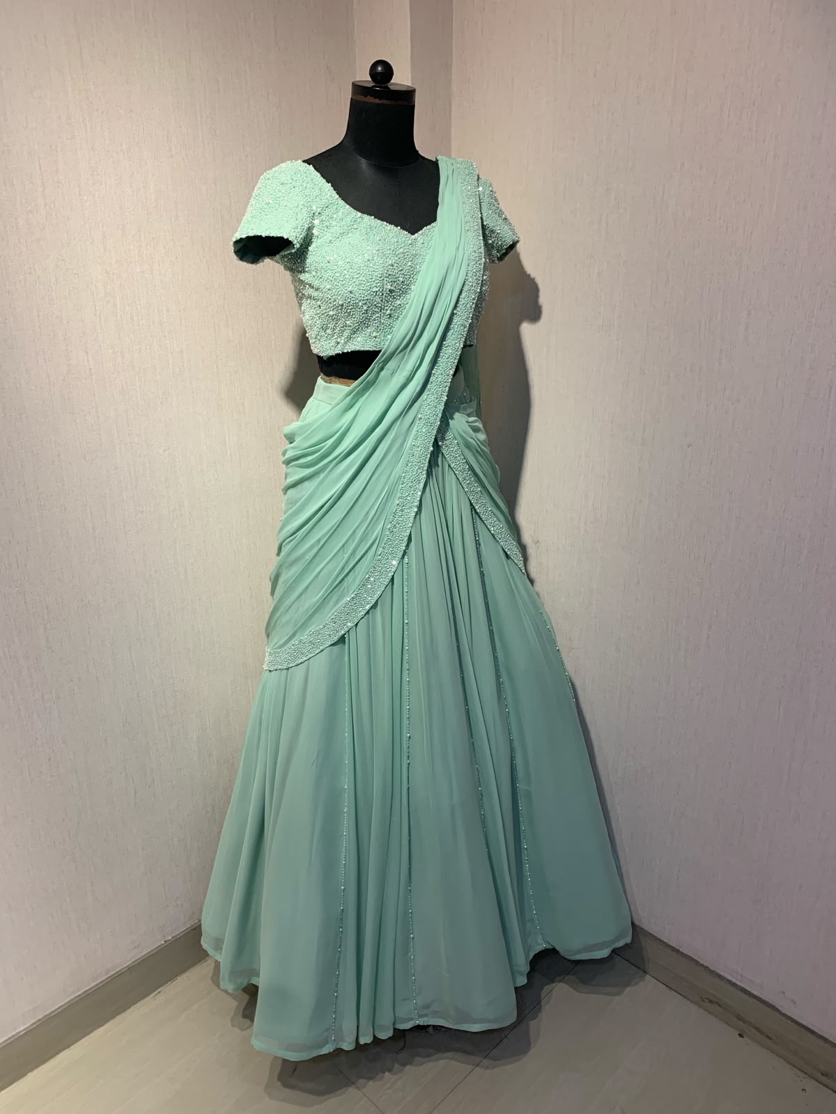 EMBELLISHED BLOUSE WITH DRAPED SAREE.