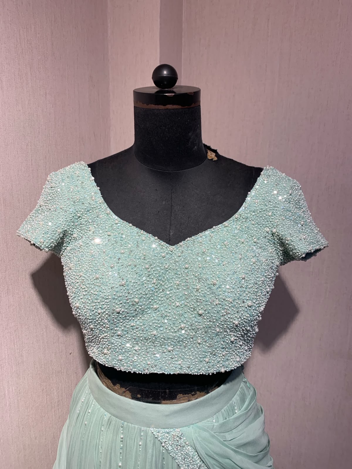 EMBELLISHED BLOUSE WITH DRAPED SAREE.
