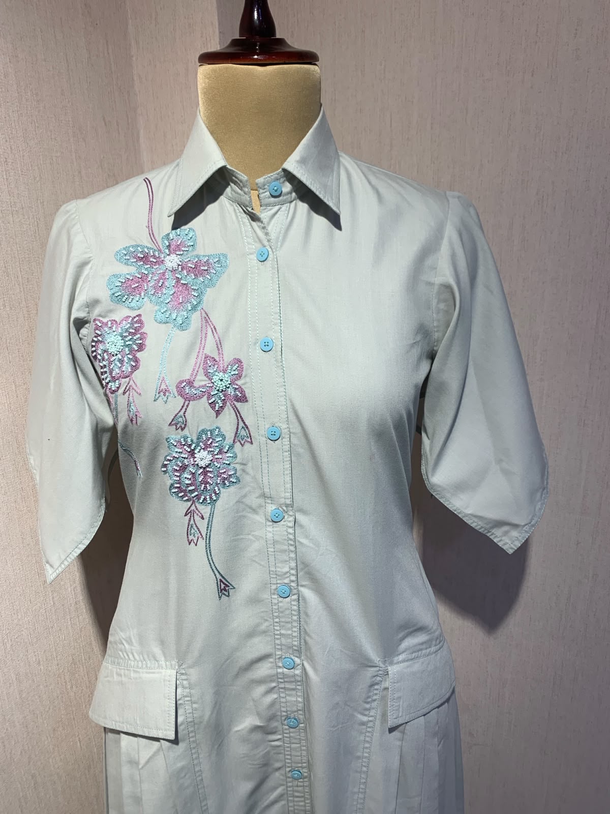 LIGHT GREY MIDI DRESS WITH FLORAL EMBROIDERY WITH BELT.