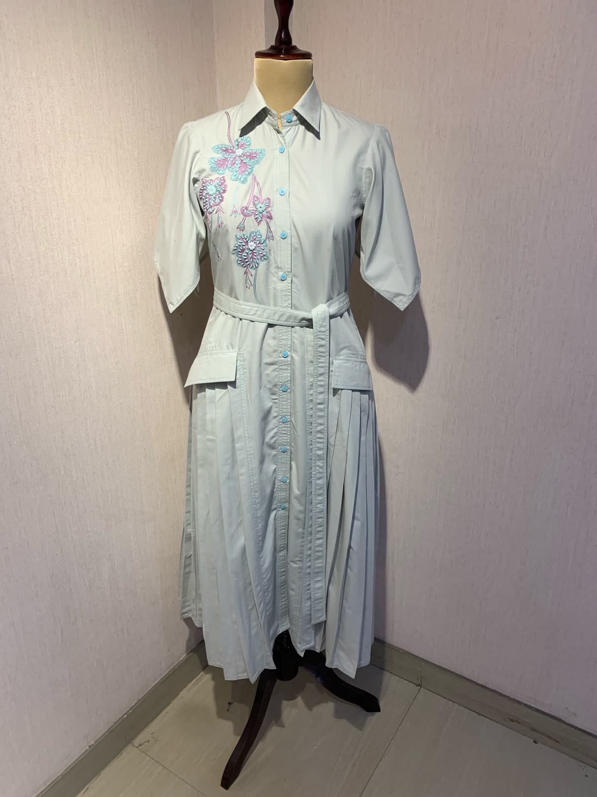 LIGHT GREY MIDI DRESS WITH FLORAL EMBROIDERY WITH BELT.