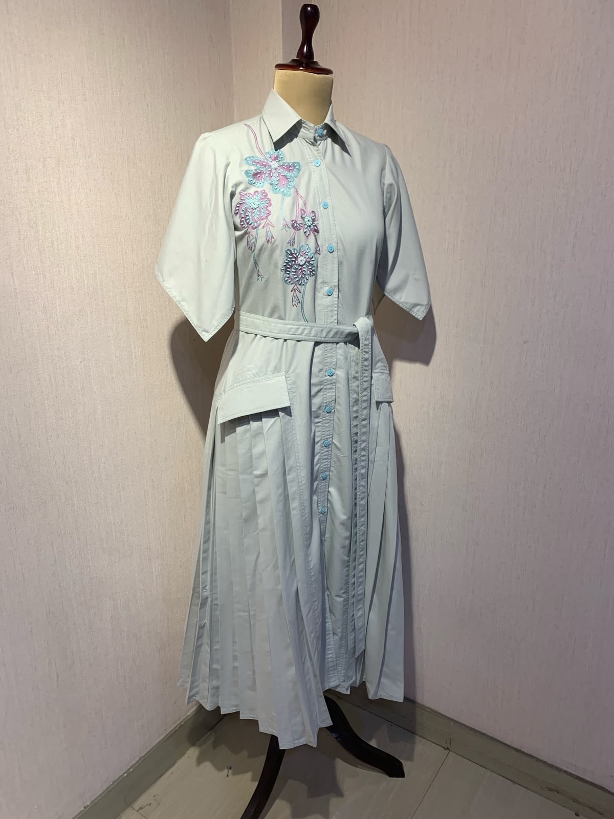 LIGHT GREY MIDI DRESS WITH FLORAL EMBROIDERY WITH BELT.