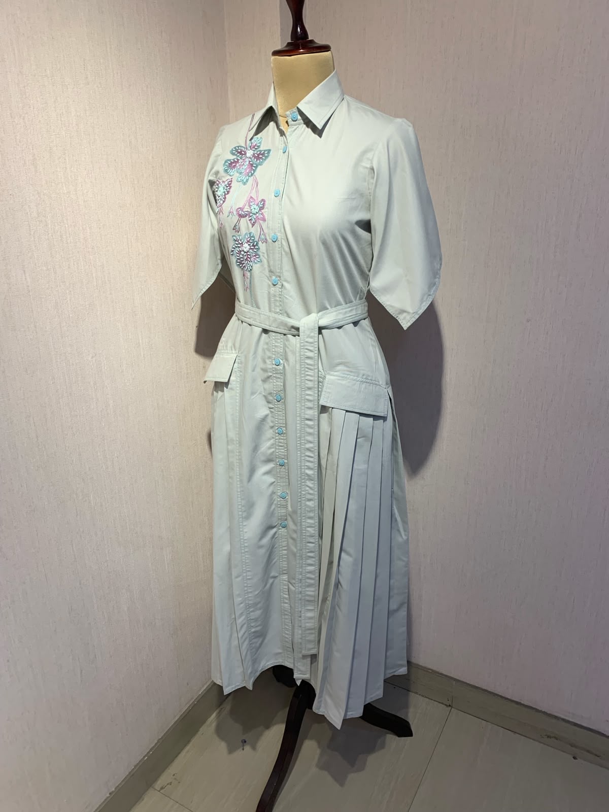 LIGHT GREY MIDI DRESS WITH FLORAL EMBROIDERY WITH BELT.