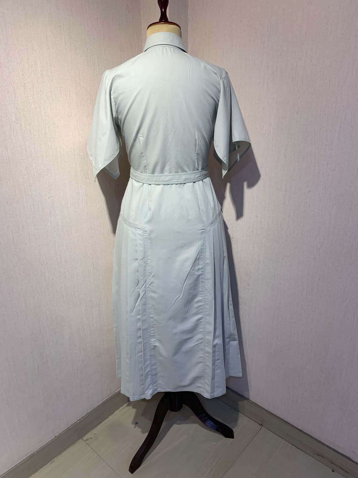 LIGHT GREY MIDI DRESS WITH FLORAL EMBROIDERY WITH BELT.