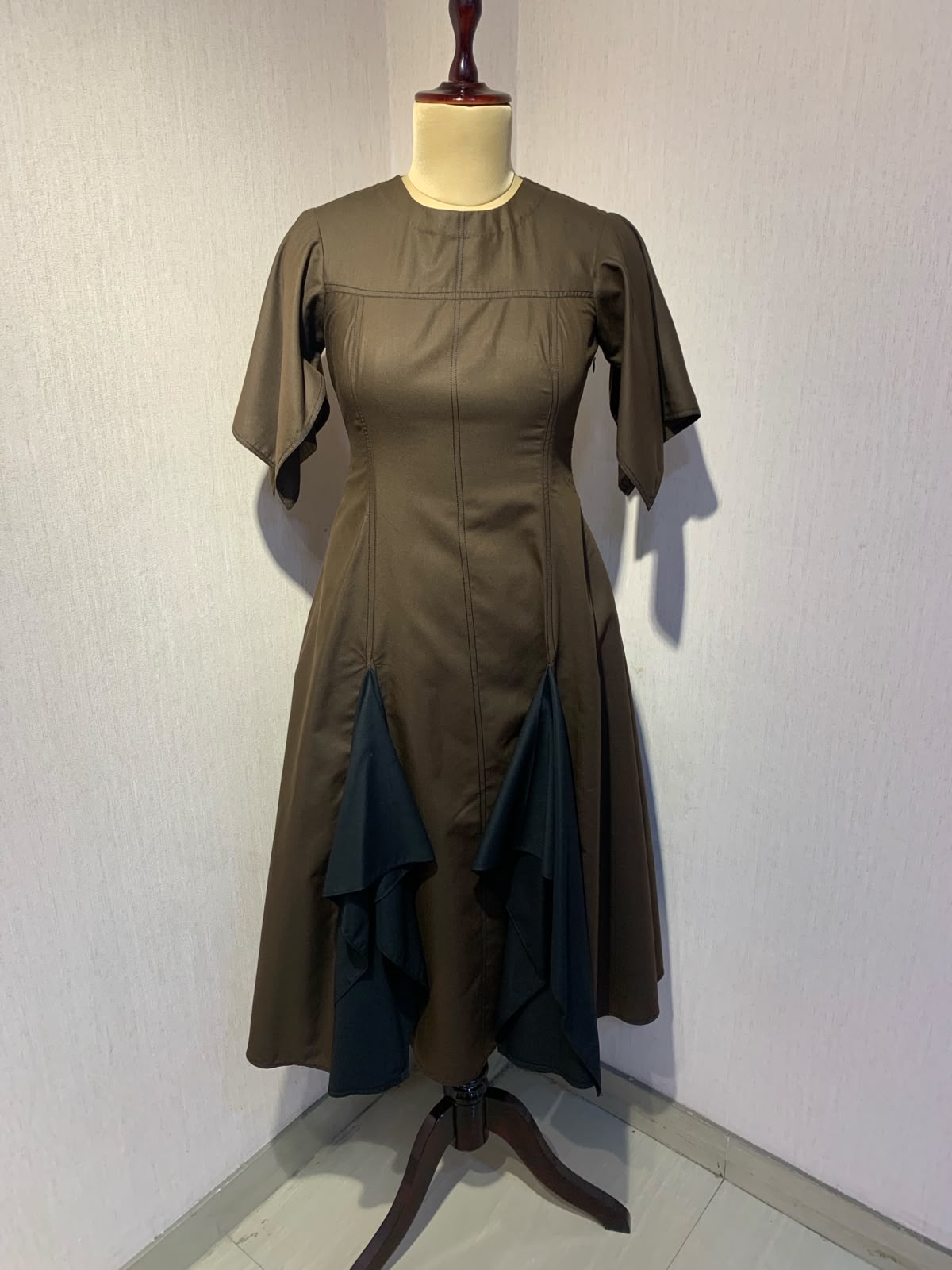 BROWN & BLACK LAYERED FLARED MIDI DRESS.