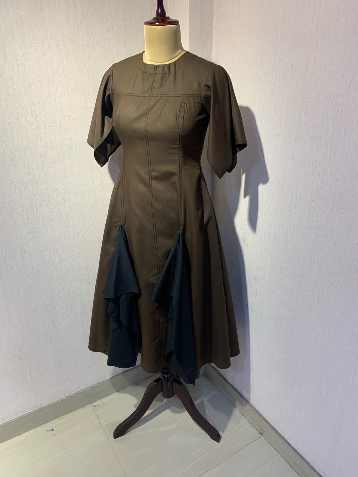 BROWN & BLACK LAYERED FLARED MIDI DRESS.