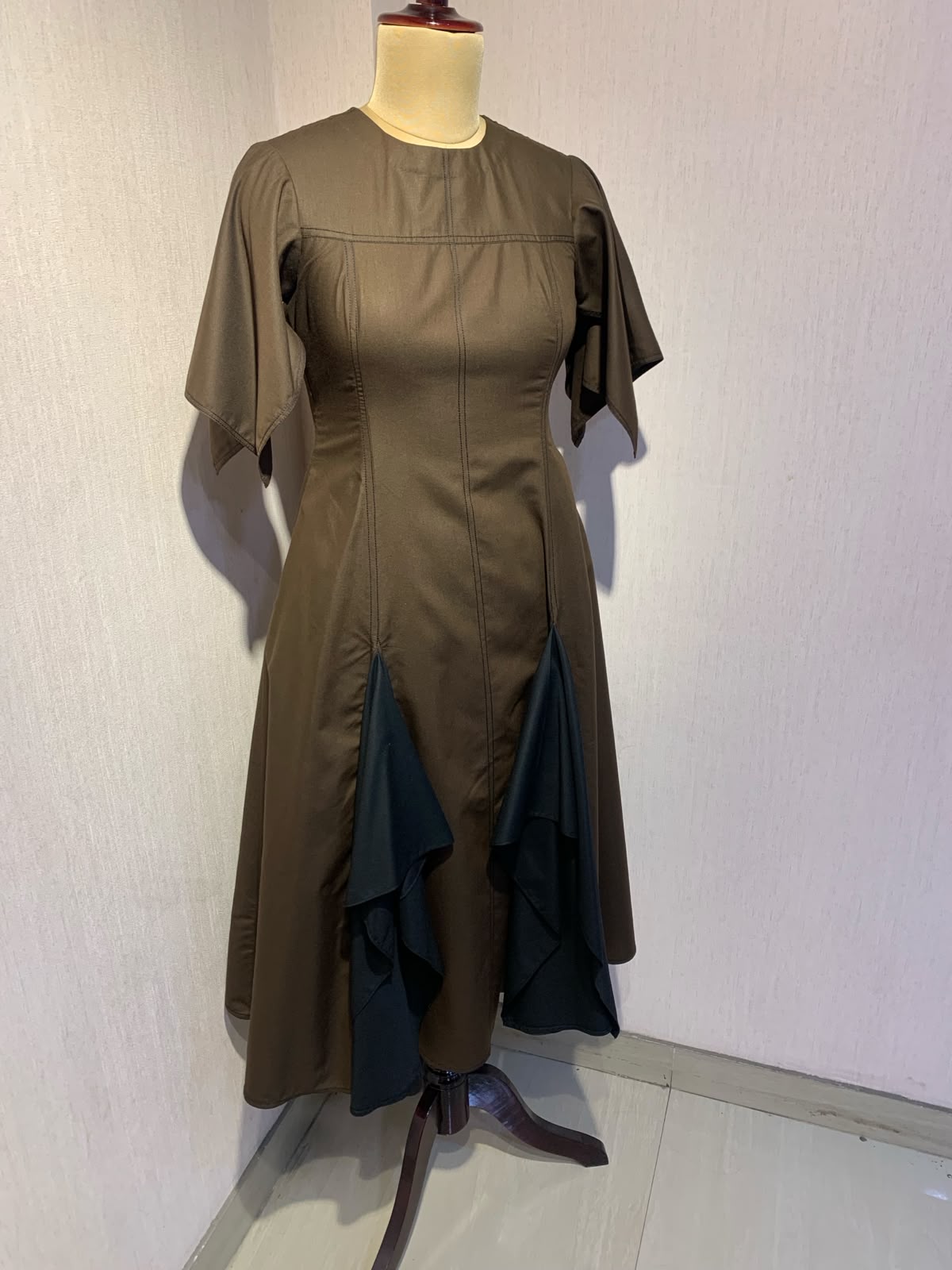 BROWN & BLACK LAYERED FLARED MIDI DRESS.