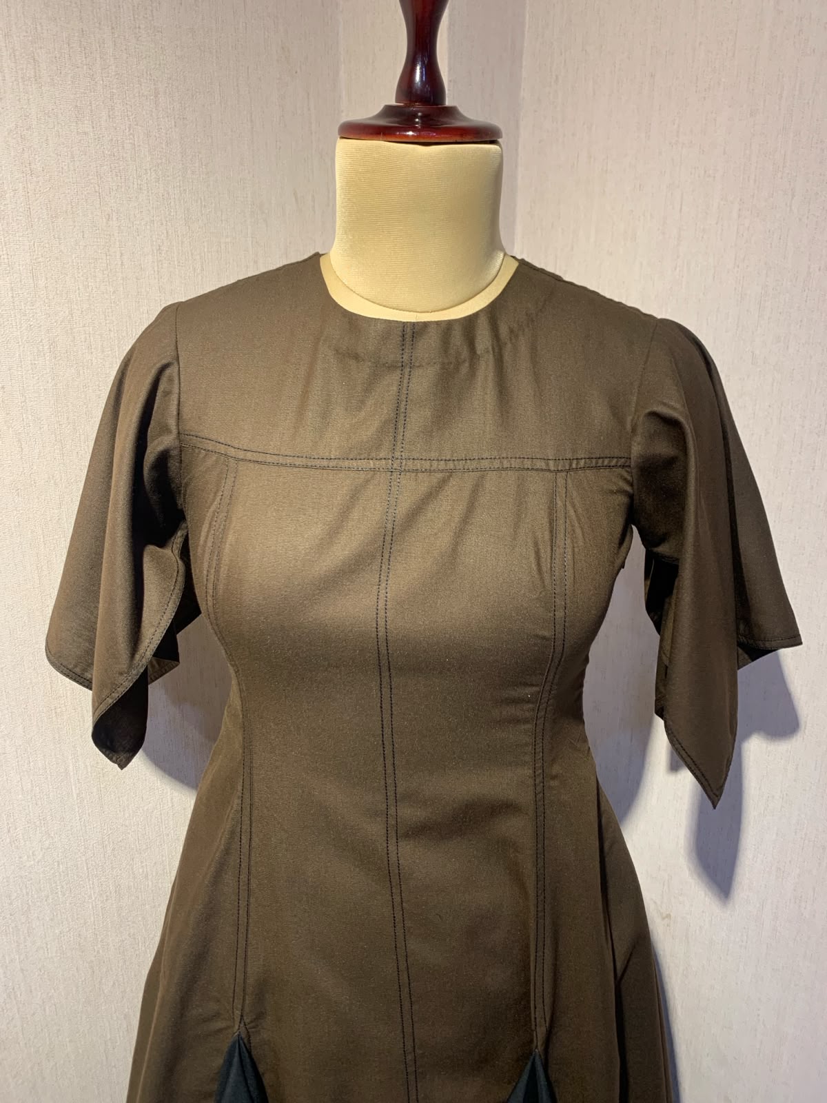 BROWN & BLACK LAYERED FLARED MIDI DRESS.