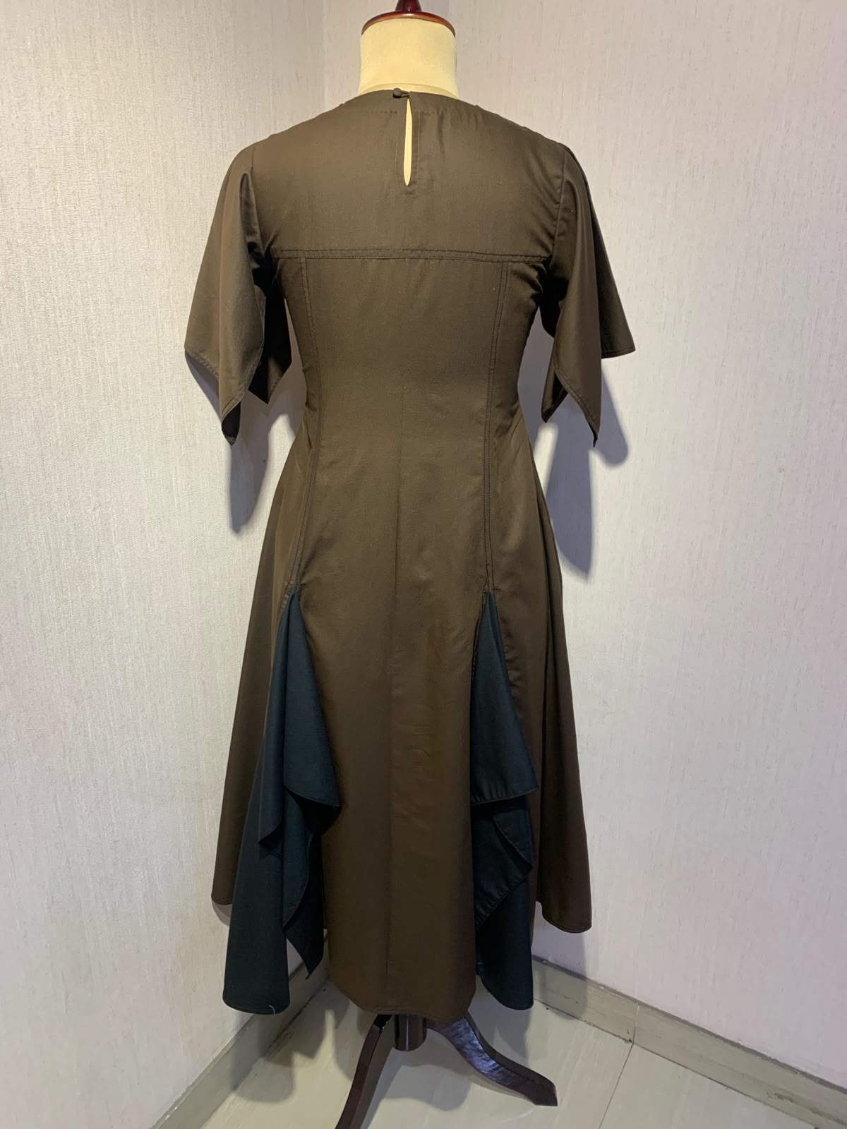 BROWN & BLACK LAYERED FLARED MIDI DRESS.