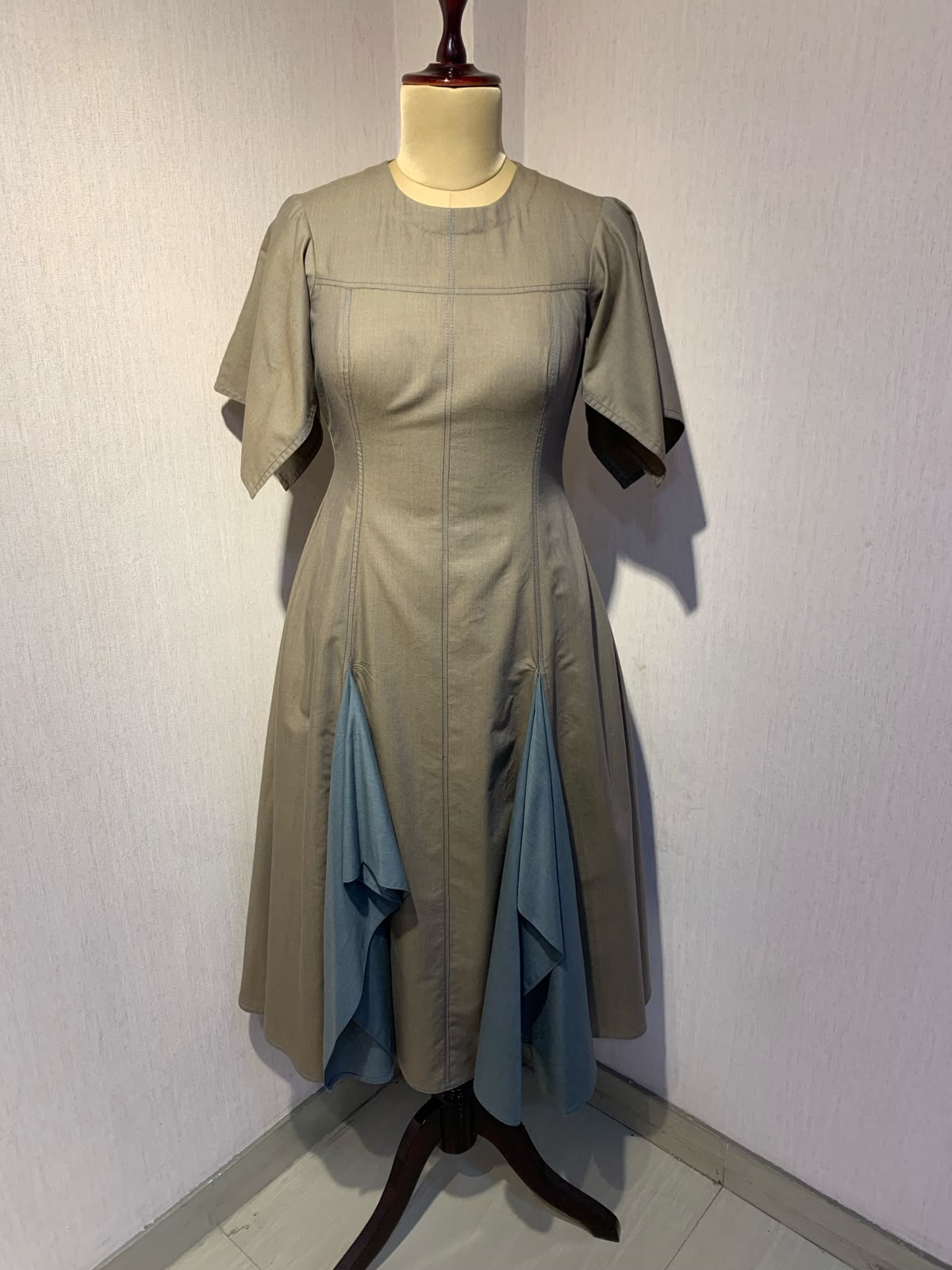 BEIGE & GREY LAYERED FLARED MIDI DRESS.