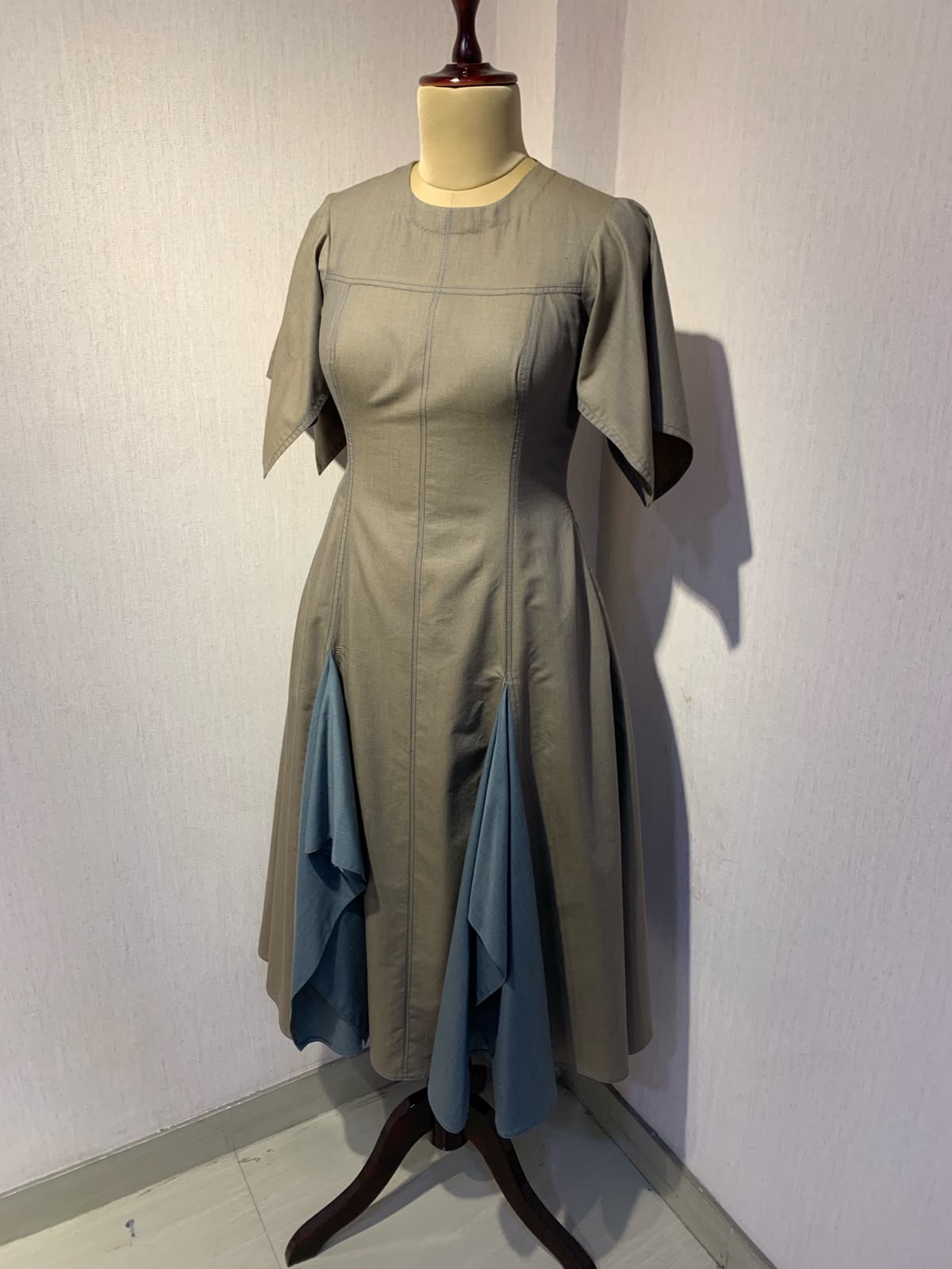 BEIGE & GREY LAYERED FLARED MIDI DRESS.