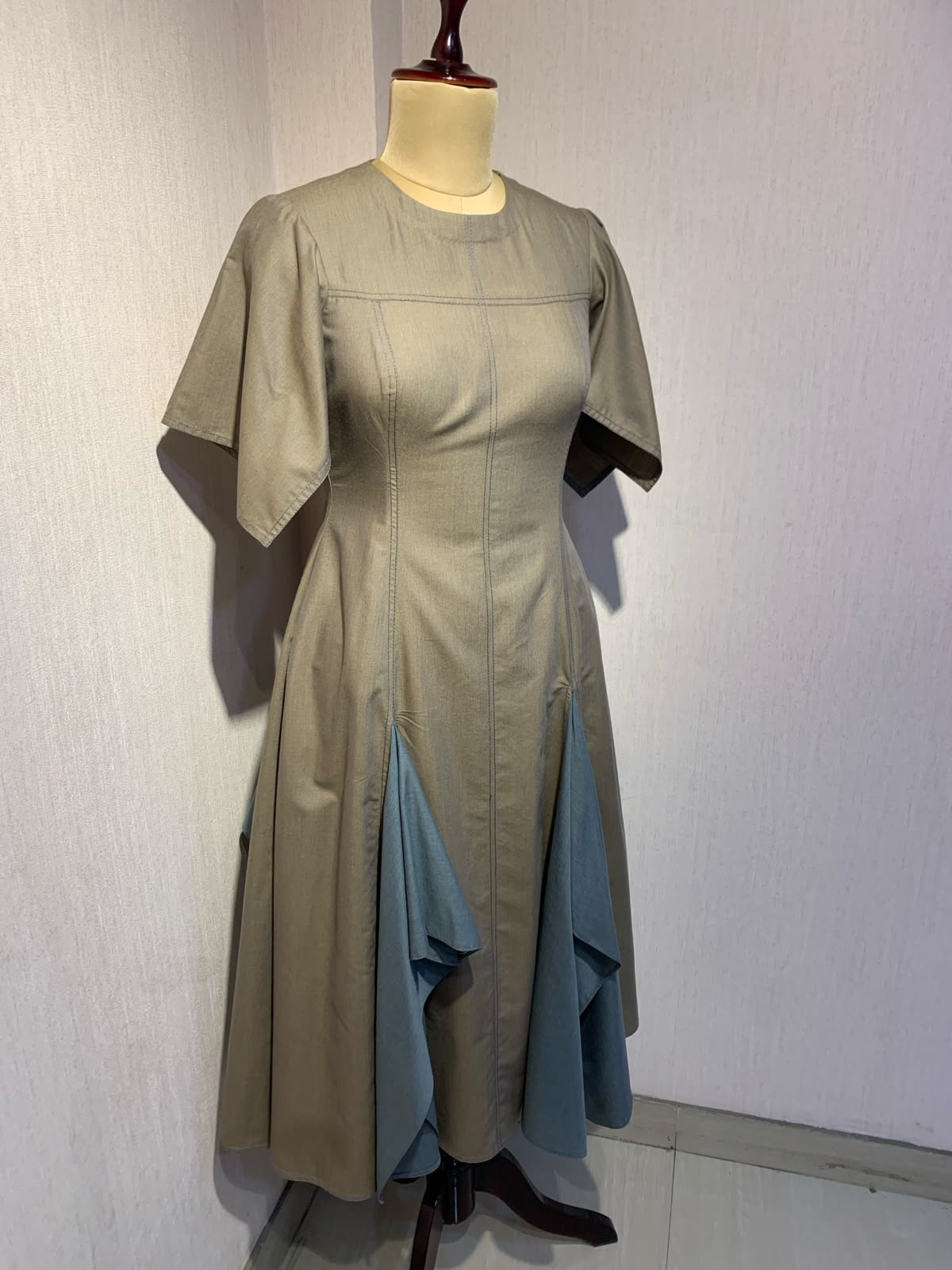 BEIGE & GREY LAYERED FLARED MIDI DRESS.