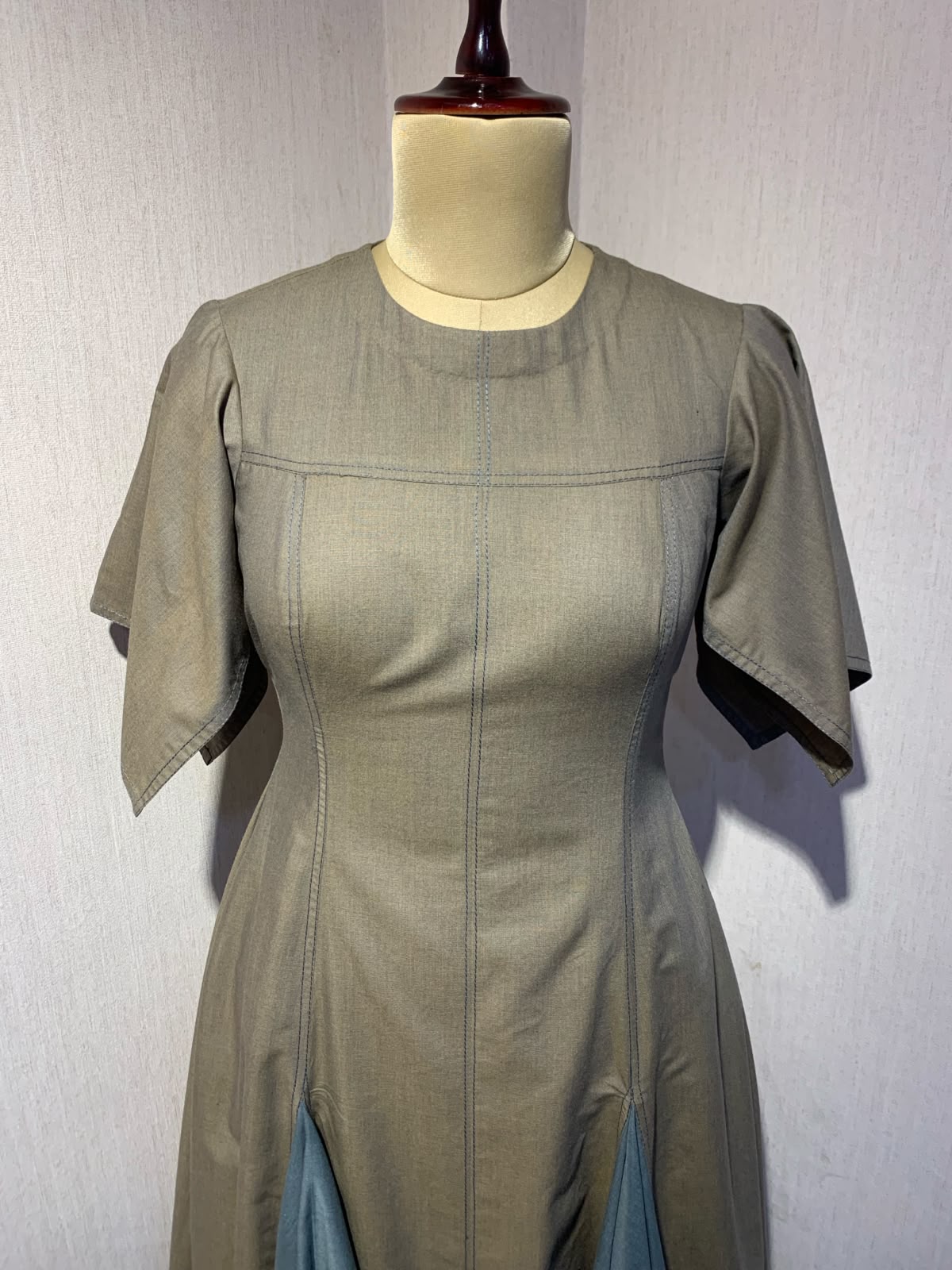 BEIGE & GREY LAYERED FLARED MIDI DRESS.
