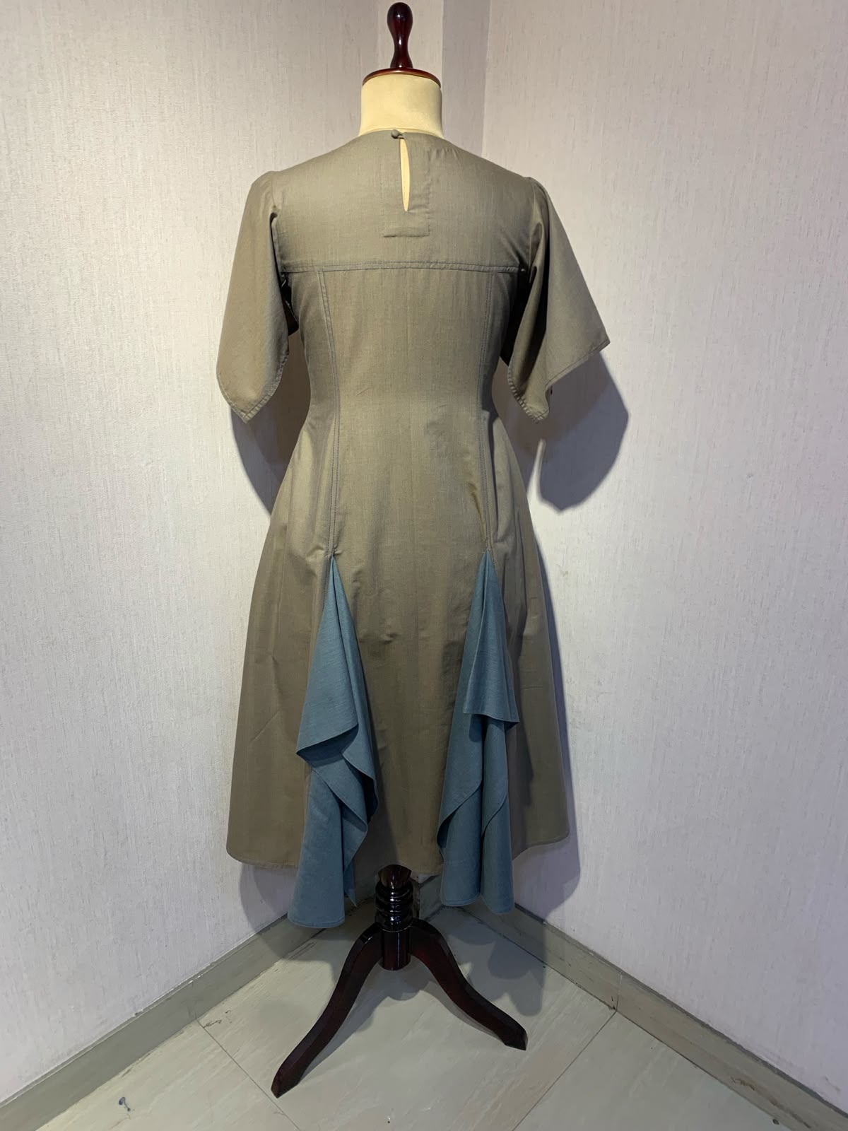 BEIGE & GREY LAYERED FLARED MIDI DRESS.