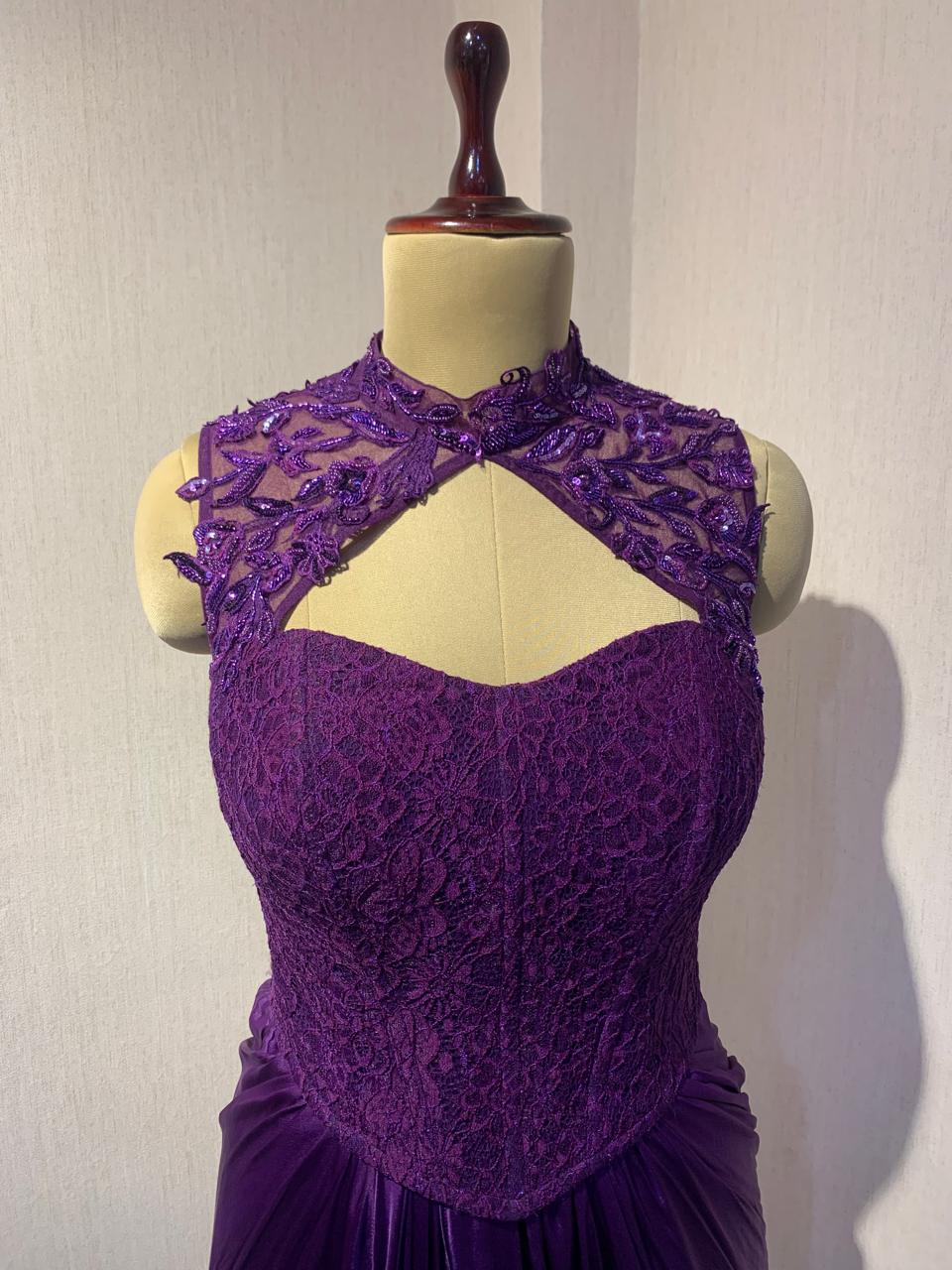 EMBROIDERED BLOUSE WITH SEPARATE DRAPE SAREE.