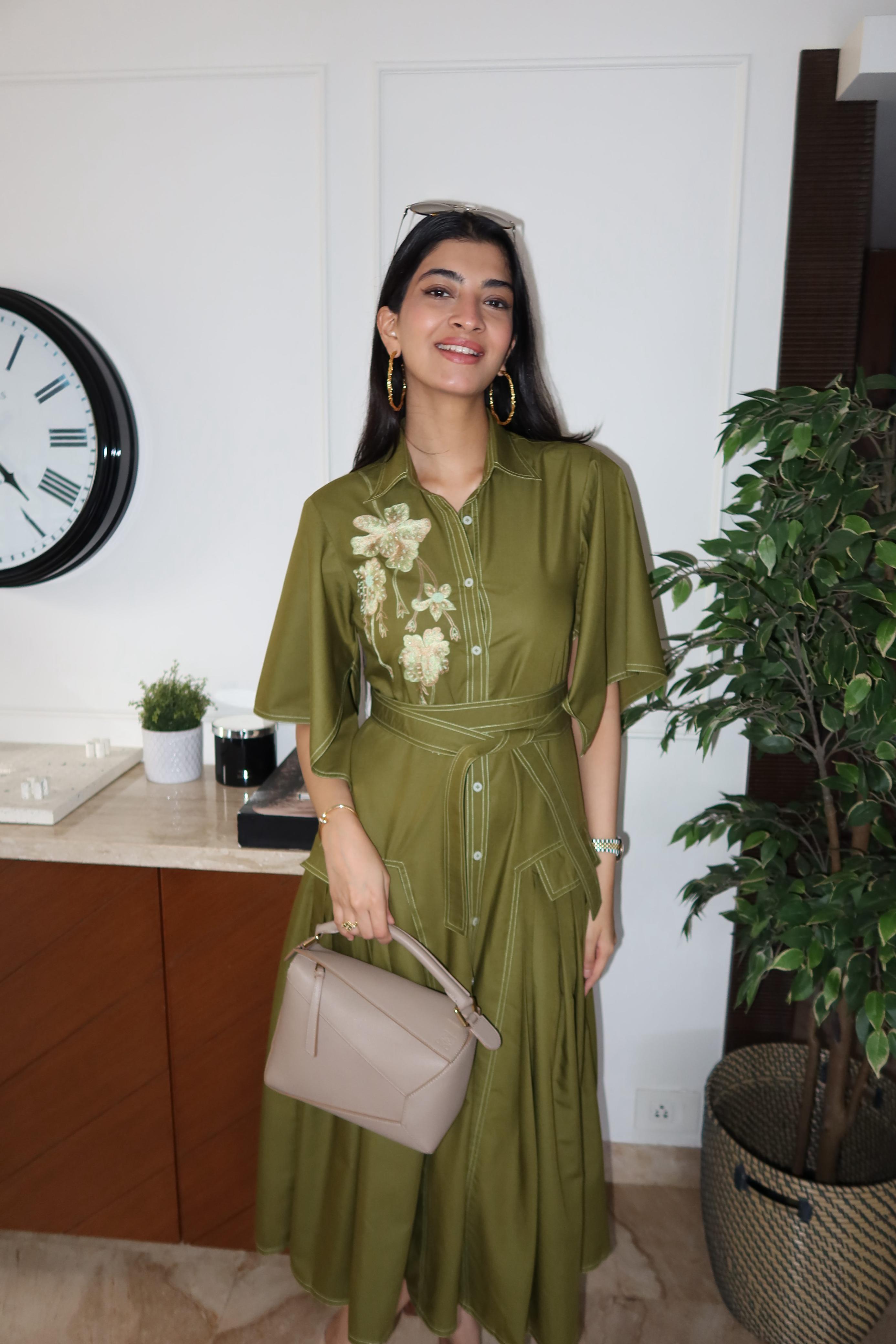 OLIVE GREEN MIDI DRESS WITH FLORAL EMBROIDERY WITH BELT.