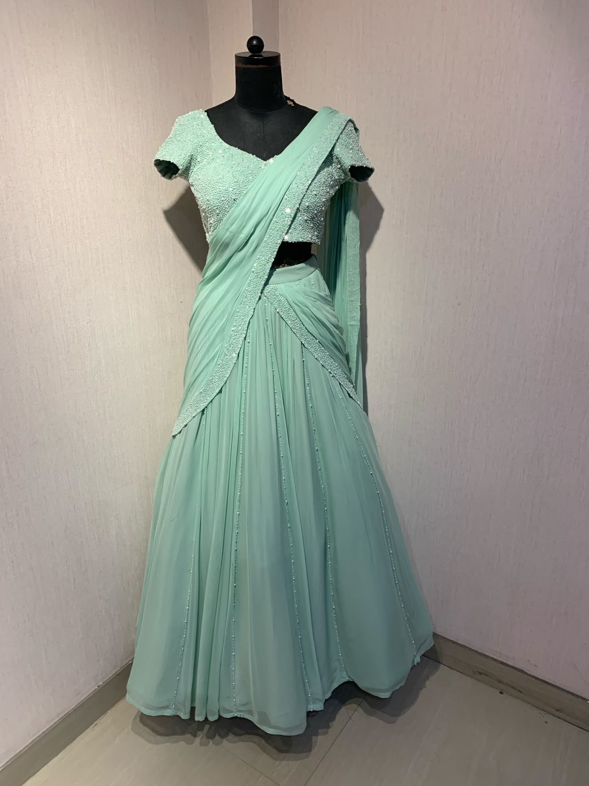EMBELLISHED BLOUSE WITH DRAPED SAREE.